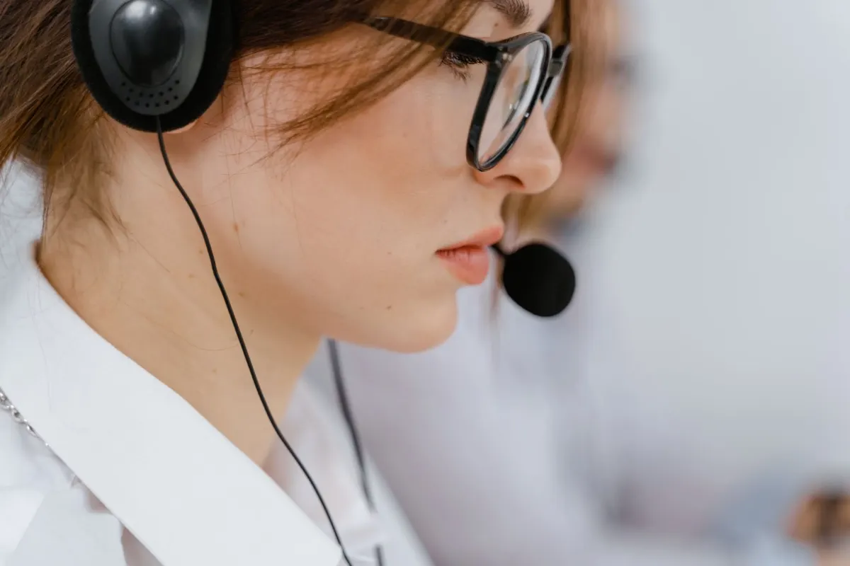 Omnichannel Contact Centre Agent with a headset in an omnichannel contact centre, ready to answer a call or chat
